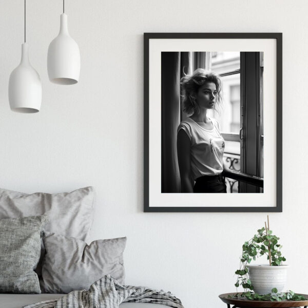 Décor chambre - Modèle photo AI noir et blanc jeune femme de profil face à une fenêtre dans un appartement parisien