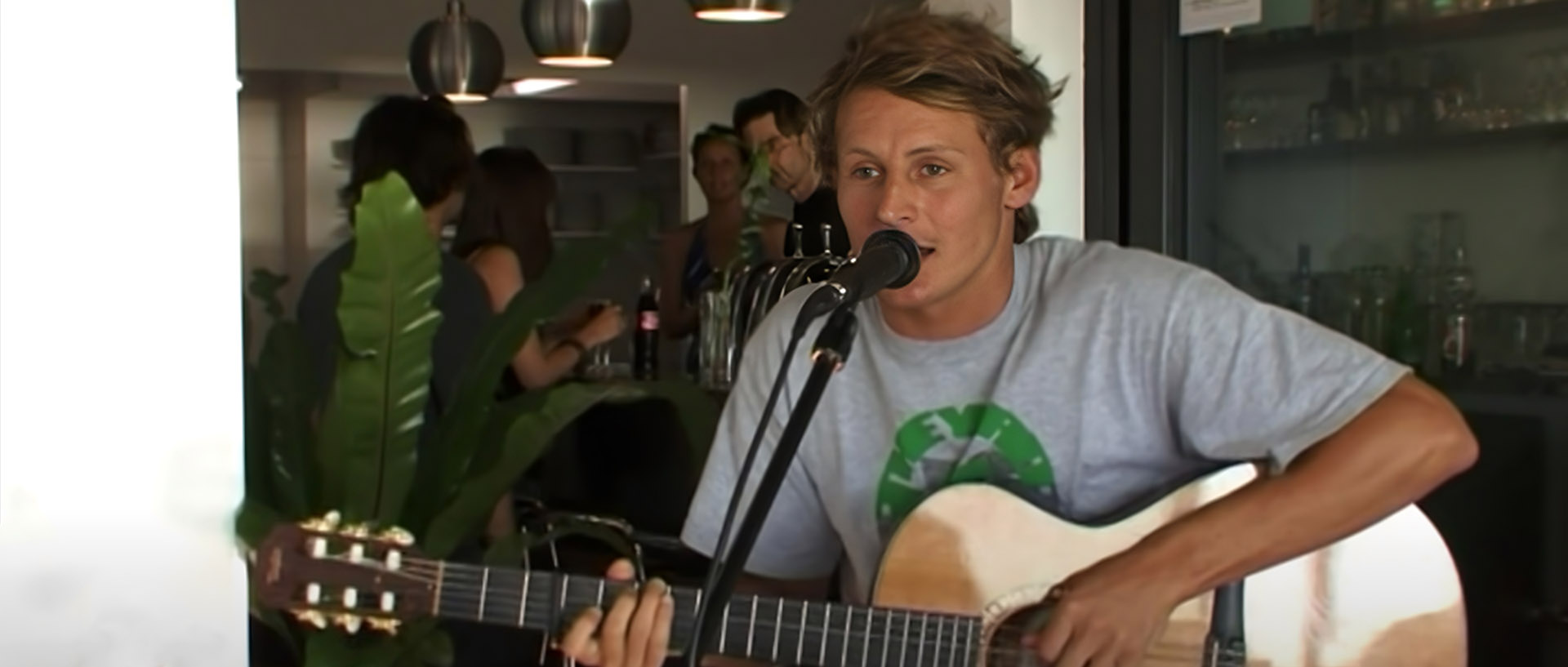 Vignette clip de Ben Howard au Café Sud, Hossegor. Titre du morceau :